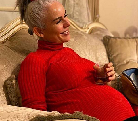 İpek Tanrıyar...HAMİLELİĞİ İLERLEYİNCE ÇAĞ BARDAKLI POZ!