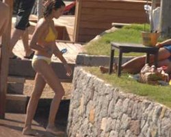 Arzum Onan... KRALİÇE SEÇİLDİĞİ GÜNDEN SONRA İLK KEZ BİKİNİLİ!