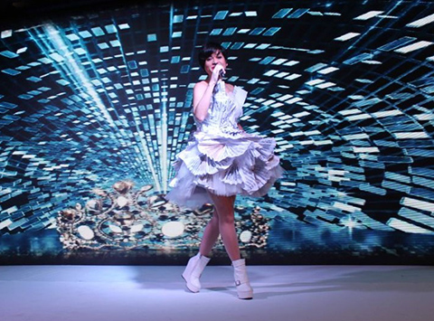 Aydilge...NOTA KAĞITLARINI ÇÖPE ATMADI, ELBİSE YAPTI!!