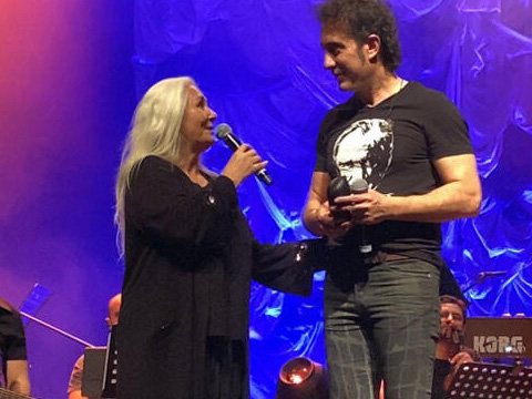 Kıraç...CEM KARACA'NIN GÖZLÜĞÜ HEDİYE EDİLDİ!