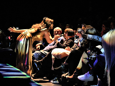 Sezen Aksu...İZMİR'İN KIZLARI İÇİN DIŞARI ÇIKTI!