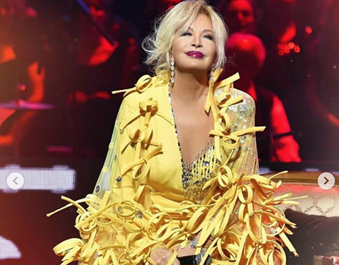 Emel Sayın...TAM SARI ŞEKER OLDU, BACAK DEKOLTESİ EFSANE!