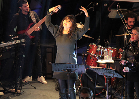 Ayşegül Aldinç...ŞARKICI OLMAYA NASIL KARAR VERDİ?