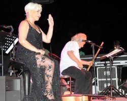 Sezen Aksu... TUNCELİ'DE BACAK ŞOV YAPTI!