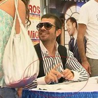 Kenan Doğulu... HAYRANLARINA DON İMZALADI!