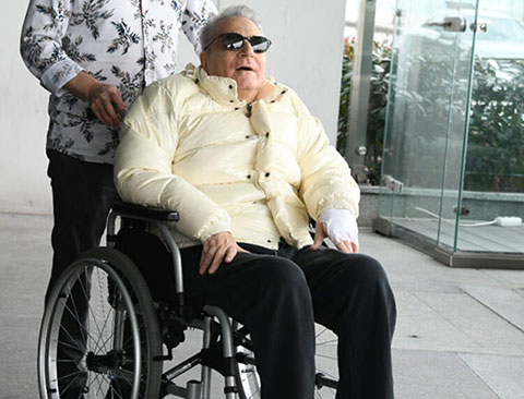 Mehmet Ali Erbil...AYLAR SONRA DIŞARI ÇIKTI, TRAŞ OLDU!