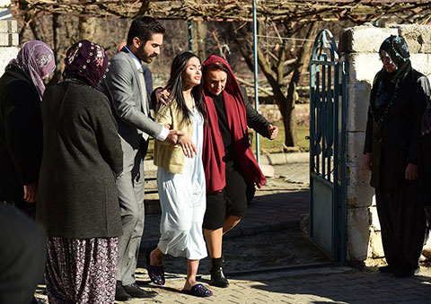 Zümrüdüanka...DEMİRKAN'LAR DARMADAĞIN!