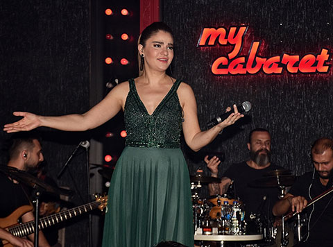 Derya Bedavacı...SAHNEDE MÜSLÜM GÜRSES'İ ANDI!