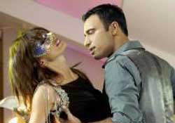 Mustafa Sandal... DOMUZ GRİBİ ŞOKU!