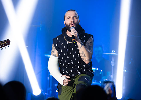 Berkay...SAHNEDE KIRIK KOLUNUN AĞRISINI UNUTTU!