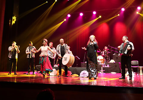 Suzan Kardeş...KIZ ÇOÇUKLARININ EĞİTİMİ İÇİN SAHNE ALDI!