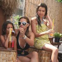 Tuğba Altıntop... KIZLARI YANINDA, MUTLULUKTAN UÇUYOR!