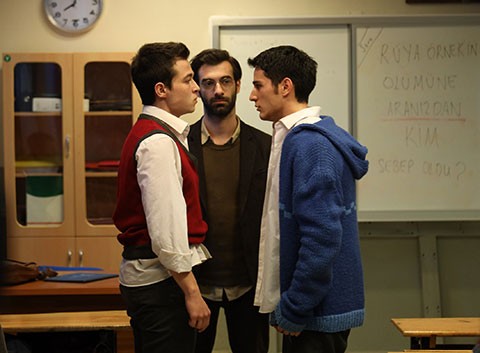 Öğretmen...ZEYNEP'E ÇARPAN AKİF ERDEM Mİ?