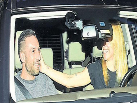 Burcu Esmersoy..."BEN DOKUNARAK SEVERİM!"