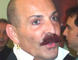 Cemil İpekçi... NİŞANLISINI NAZAR DEĞİMESİN DİYE GÖSTERMİYOR!