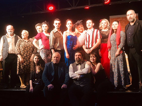 ODA TİYATROSU #EVDEKAL ÇAĞRISINA  UYARAK  DÜNYA TİYATROLAR GÜNÜNÜ  EVLERİNDEN KUTLADILAR!