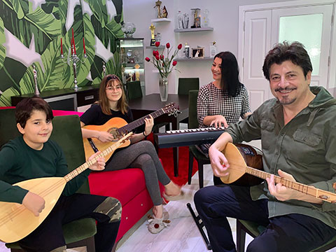 Ekin...EVDE KALDILAR, AİLE ORKESTRASI KURDULAR!