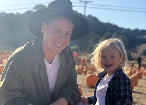 Pink...ÜÇ YAŞINDAKİ OĞLU İLE BİRLİKTE CORONA'YI YENDİLER!