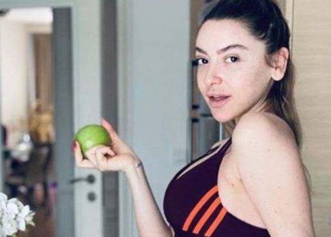 Hadise...ELMAYI KİME YEDİRDİ?