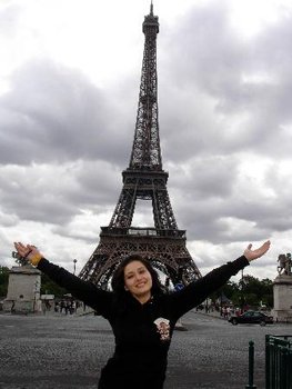 Nurgül Yeşilçay...PARİS'TE AYAKTA ALKIŞLANDI