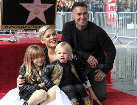 Pink...'BU HASTALIK TAM BİR LUNAPARK TRENİ!'