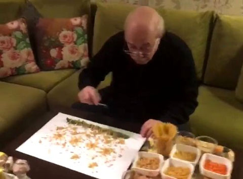 Emin Olcay...'ÖMER BABA' MAKARNAYI SANATA DÖNÜŞTÜRDÜ!