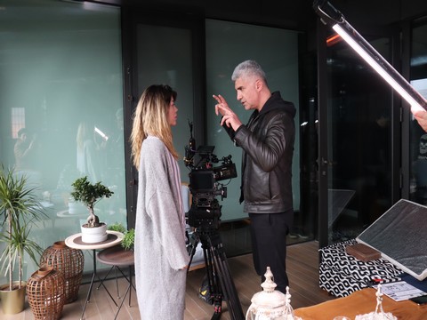 Özcan Deniz...KARANTİNADA EVİNİ FİLM PLATOSUNA ÇEVİRDİ!..