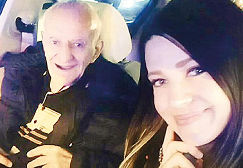 Esra Sönmezer...BABASINI KAYBETTİ!