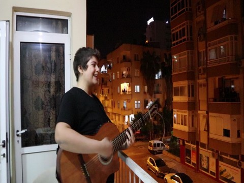 Ferah Zeydan... BALKONDAN KOMŞULARA MİNİ KONSER!..