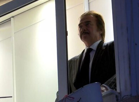 Orhan Gencebay...23 NİSAN'DA PENCEREDEN İSTİKLAL MARŞI OKUDU!