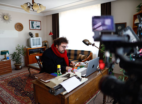 Tutunamayanlar  Çevrimiçi...TARIK İNTERNET FENOMENİ OLMAYA KARAR VERİR!