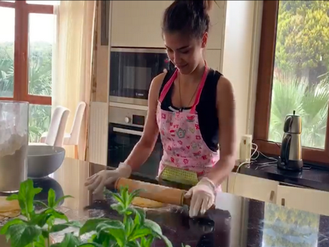 Biran Damla Yılmaz... KARANTİNADA ELLERİYLE BAKLAVA AÇTI!..