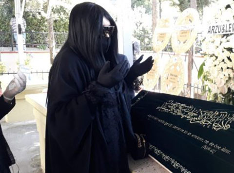 Bülent Ersoy...ANNESİNİ SON YOLCULUĞUNA UĞURLADI!