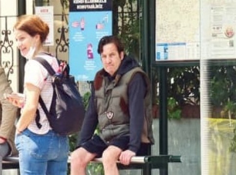 Kaya Çilingiroğlu...MASKESİZ ELDİVENSİZ OTOBÜS DURAĞINDA!..