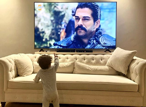 Burak Özçivit...KARAN BABASINI TV'DE GÖRÜNCE!