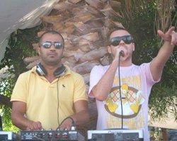 Murat Dalkılıç... PLAJDA BİKİNİ DAĞITTI!