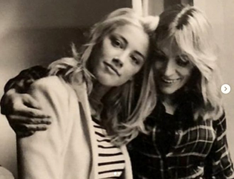 Amber Heard...ANNE ACISINI ATLATAMIYOR!