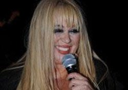 Zerrin Özer... GÖĞÜSLERİNİ KÜÇÜLTTÜRDÜ!