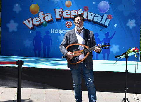 Coşkun Sabah...65 YAŞ ÜSTÜNE MORAL KONSERİ!