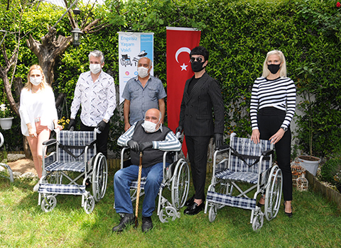 Yılmaz Morgül...ENGELLİ SANDALYESİ BAĞIŞLADI!