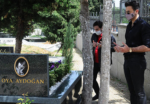 Gurur Aydoğan...ANNESİNİ MEZARI BAŞINDA DUALARIYLA ANDI!