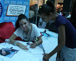 Tuğba Özerk... ENGELLİ ÇOCUKLARLA BİRARAYA GELDİ!