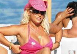 Yeliz Yeşilmen... BİKİNİSİ KÜÇÜK GELDİ!