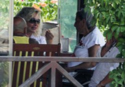 Emel Sayın-Adnan Şenses... MÜZEYYEN SENAR'I ZİYARET ETTİLER!