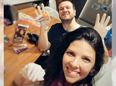 Şahan Gökbakar… EŞİNİN SAÇLARINI BOYADI!