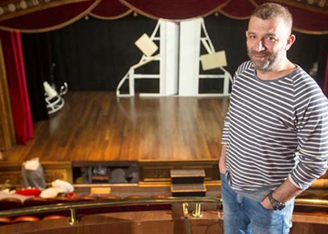 Şevket Çoruh... TİYATROSUNA YILDIRIM DÜŞTÜ!