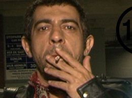 Okan Bayülgen... EVDE SİGARA YASAĞI VARMIŞ!