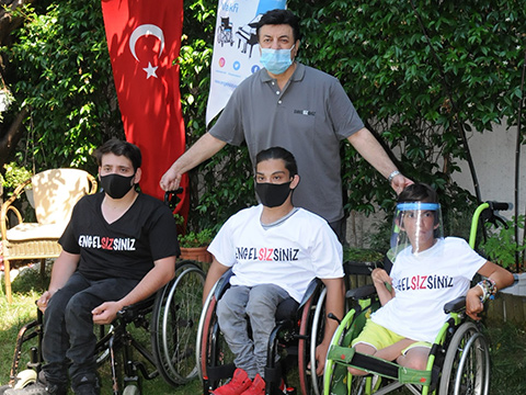 Coşkun Sabah.. ENGELLİLERE 100 T-SHİRT HEDİYE ETTİ!