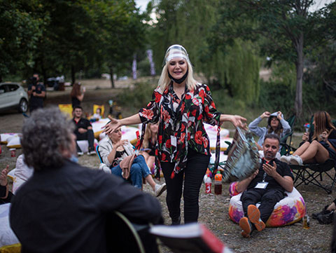 Zeliha Sunal... DOĞADA KONSER!