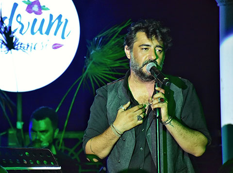 Celil Nalçakan... 'ANNEM EVLENMEMİ İSTİYOR AMA BEĞENMİYOR!'